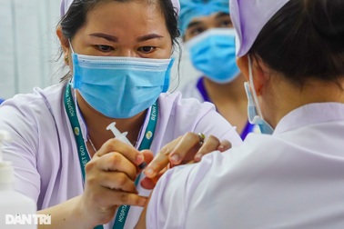 Việt Nam sẽ hoàn thành chiến dịch tiêm chủng lớn nhất lịch sử như thế nào?
