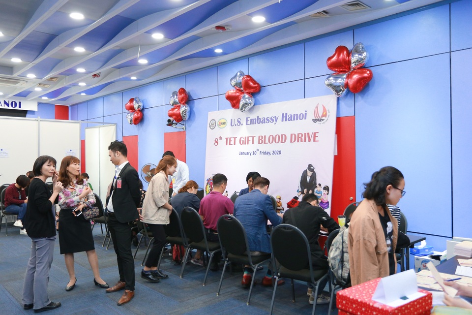 Phó Đại sứ Mỹ hiến máu Trao tặng quà Tết - 4 Phó Đại sứ Mỹ hiến máu Trao tặng quà Tết - 4