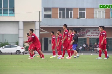 Đội tuyển Việt Nam vui vẻ tập luyên, Văn Đức và Đình Trọng bất ngờ vắng mặt