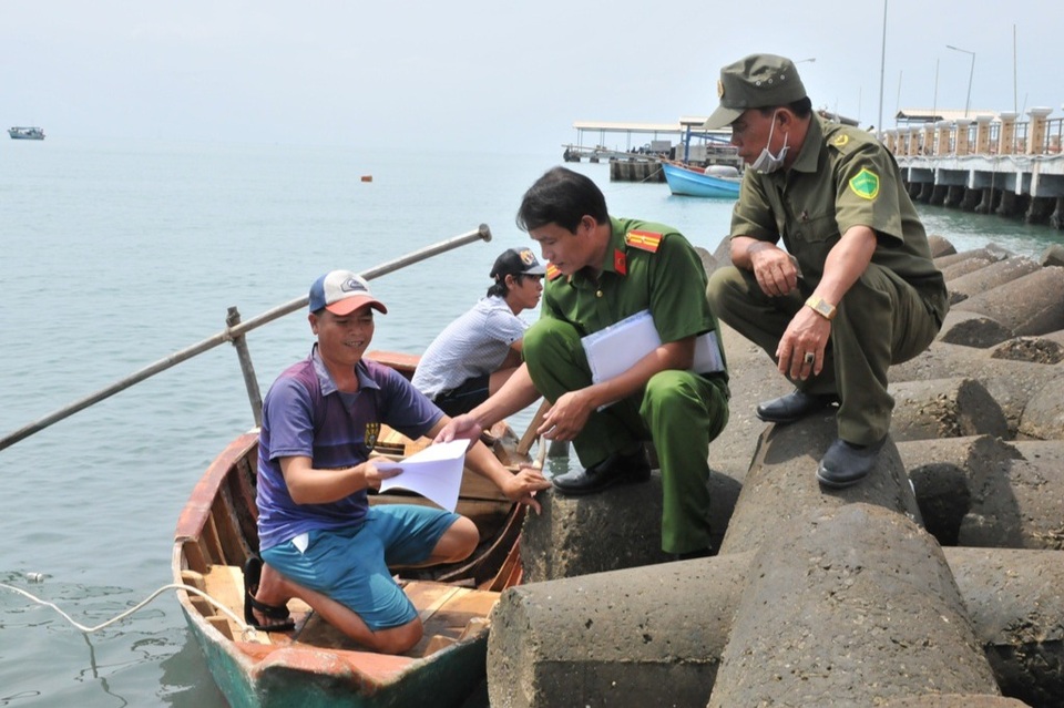 Người dân Phú Quốc ngâm tay vào thùng nước đá khi làm... căn cước - 4 Người dân Phú Quốc ngâm tay vào thùng nước đá khi làm... căn cước - 4