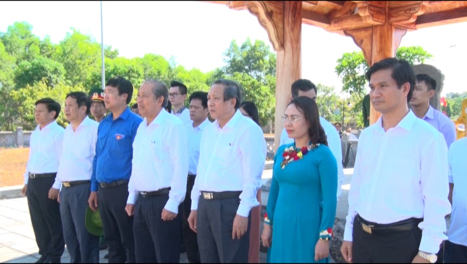 Phó Thủ tướng Trương Hòa Bình dâng hương Đền thờ Bác Hồ tại Quảng Bình - 3 Phó Thủ tướng Trương Hòa Bình dâng hương Đền thờ Bác Hồ tại Quảng Bình - 3