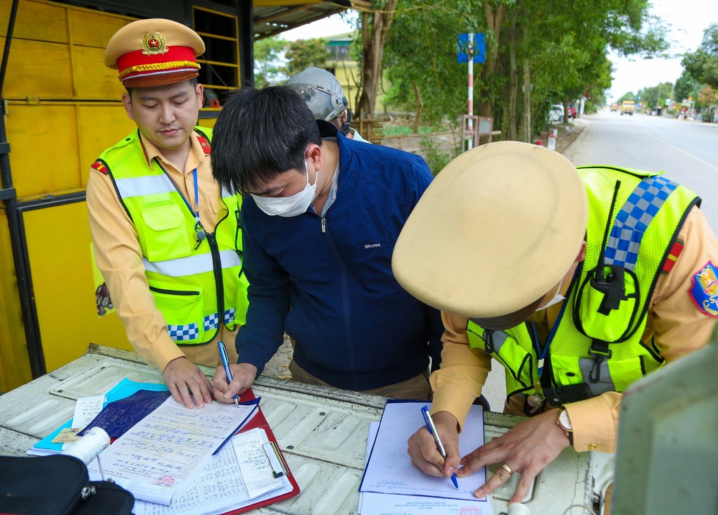 Tài xế có hơi men gọi cho người thân, CSGT kiên quyết không nghe máy - 2 Tài xế có hơi men gọi cho người thân, CSGT kiên quyết không nghe máy - 2