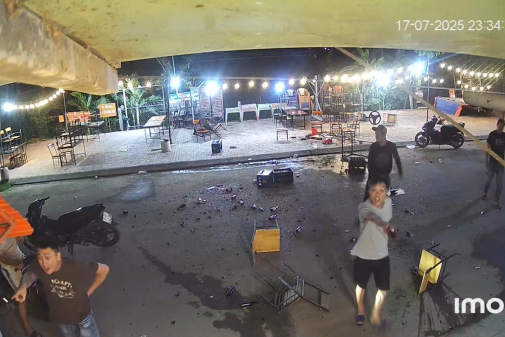 Ăn nhậu không trả tiền, nhóm thanh niên còn đập phá quán - 1 Ăn nhậu không trả tiền, nhóm thanh niên còn đập phá quán - 1