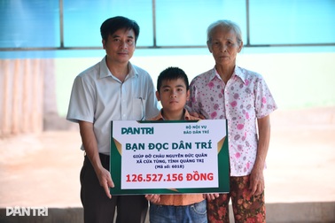 Niềm vui trước thềm năm học mới của cậu bé mồ côi mẹ, bố câm điếc