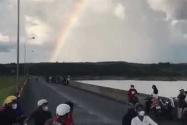 Xe máy tông nhau tóe lửa, một học sinh tử vong