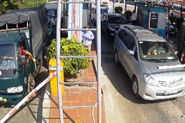 Tài xế cầm dao chặt barie, tát nhân viên trạm BOT Tân Đệ