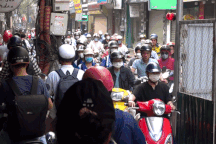 Hà Nội: Người dân khốn khổ vì "lô cốt" giữa đường