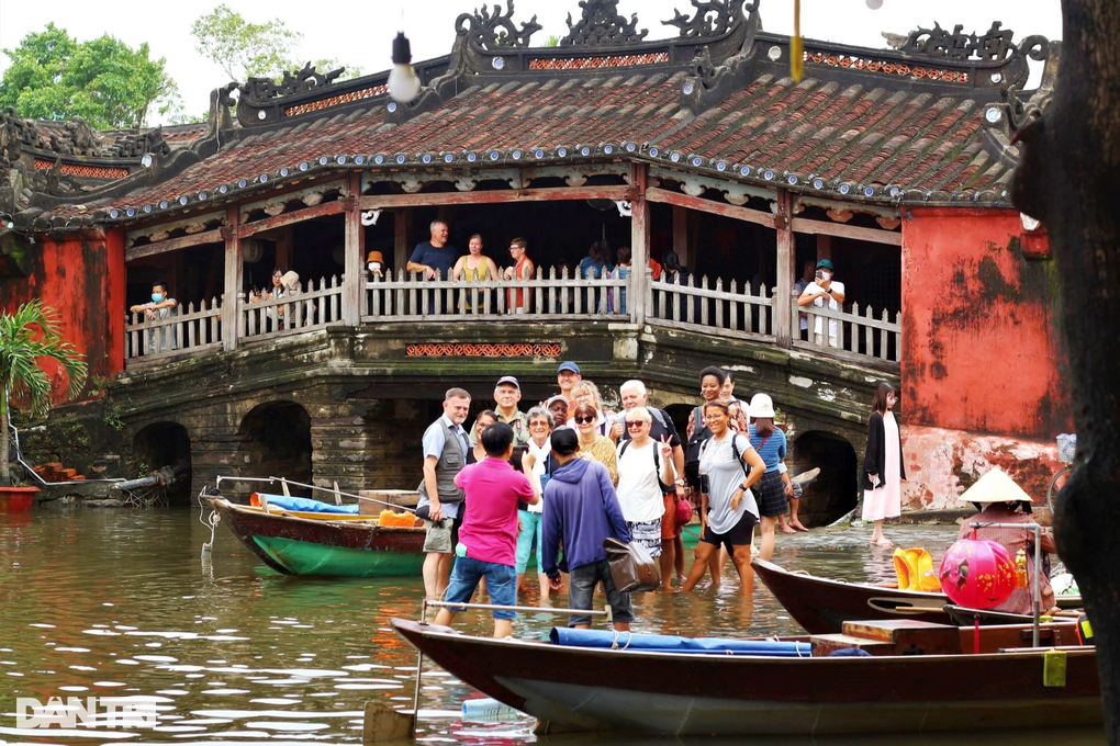 3 ngày lũ liên tiếp, du khách thích thú, người dân Hội An kiệt sức - 7 3 ngày lũ liên tiếp, du khách thích thú, người dân Hội An kiệt sức - 7