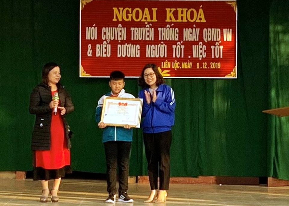 Tặng Giấy khen cho học sinh lớp 5 nhặt được của rơi trả lại người đánh mất - 1 Tặng Giấy khen cho học sinh lớp 5 nhặt được của rơi trả lại người đánh mất - 1