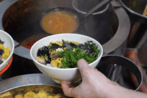 Toát mồ hôi ăn bún ốc "một người ngồi, năm người đứng nhìn" ở Hà Nội