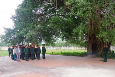 Dâng hương tưởng nhớ Đại tướng Võ Nguyên Giáp dịp 75 năm thành lập quân đội