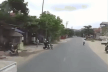 Nữ sinh sang đường thiếu quan sát, xe tải phanh dúi dụi để tránh