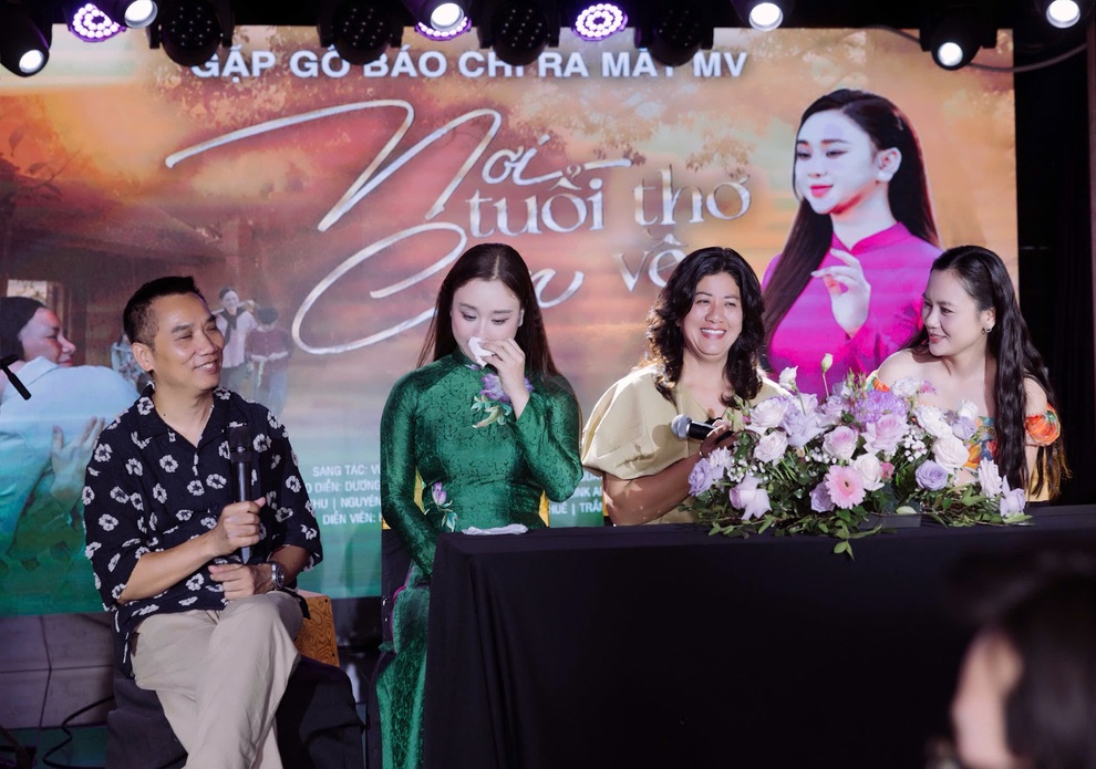 Ca sĩ Phương Nga: “Làm mẹ rồi, tôi mới hiểu mẹ thương mình đến nhường nào” - 2 Ca sĩ Phương Nga: “Làm mẹ rồi, tôi mới hiểu mẹ thương mình đến nhường nào” - 2