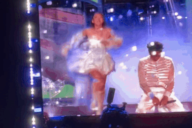 Vũ công nữ bất ngờ "vồ ếch", SOOBIN có hành động tinh tế gây sốt