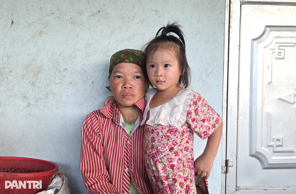 Bà lão nghèo nuôi 2 con gái mù lòa được giúp hơn 181 triệu đồng - 2