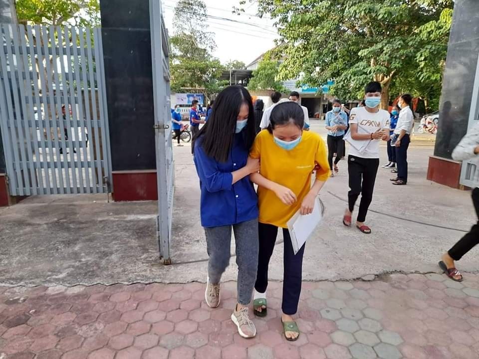 Hà Tĩnh: Hình ảnh đáng nhớ về tình nguyện viên trong kỳ thi tốt nghiệp THPT - 3 Hà Tĩnh: Hình ảnh đáng nhớ về tình nguyện viên trong kỳ thi tốt nghiệp THPT - 3