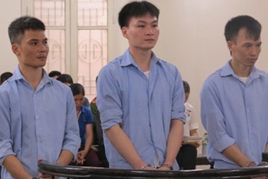 Nhóm côn đồ đi ô tô hành hung cán bộ công an tử vong