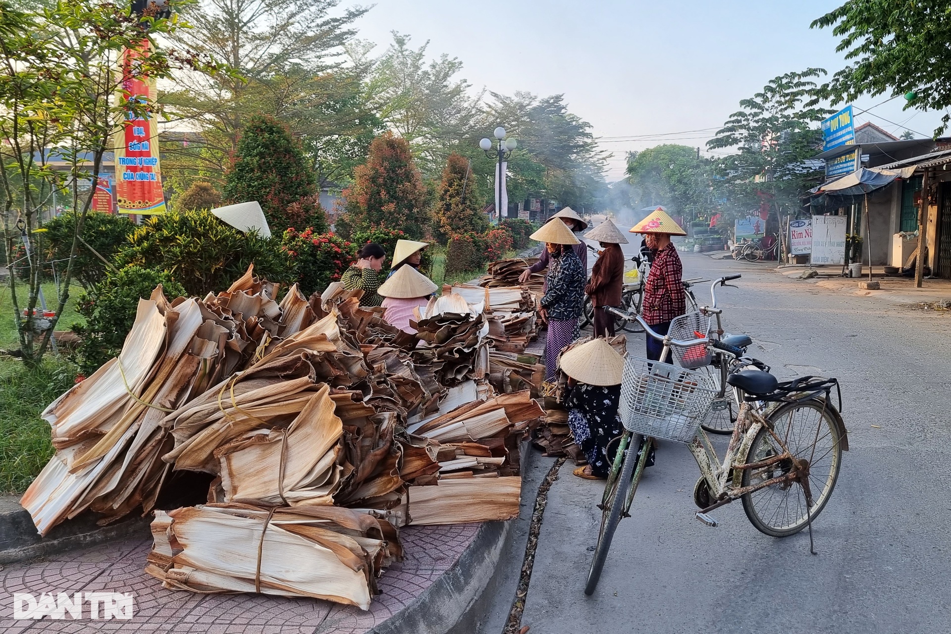 Phiên chợ độc đáo, người buôn khấm khá với thứ từng bỏ đi, rụng đầy vườn - 3