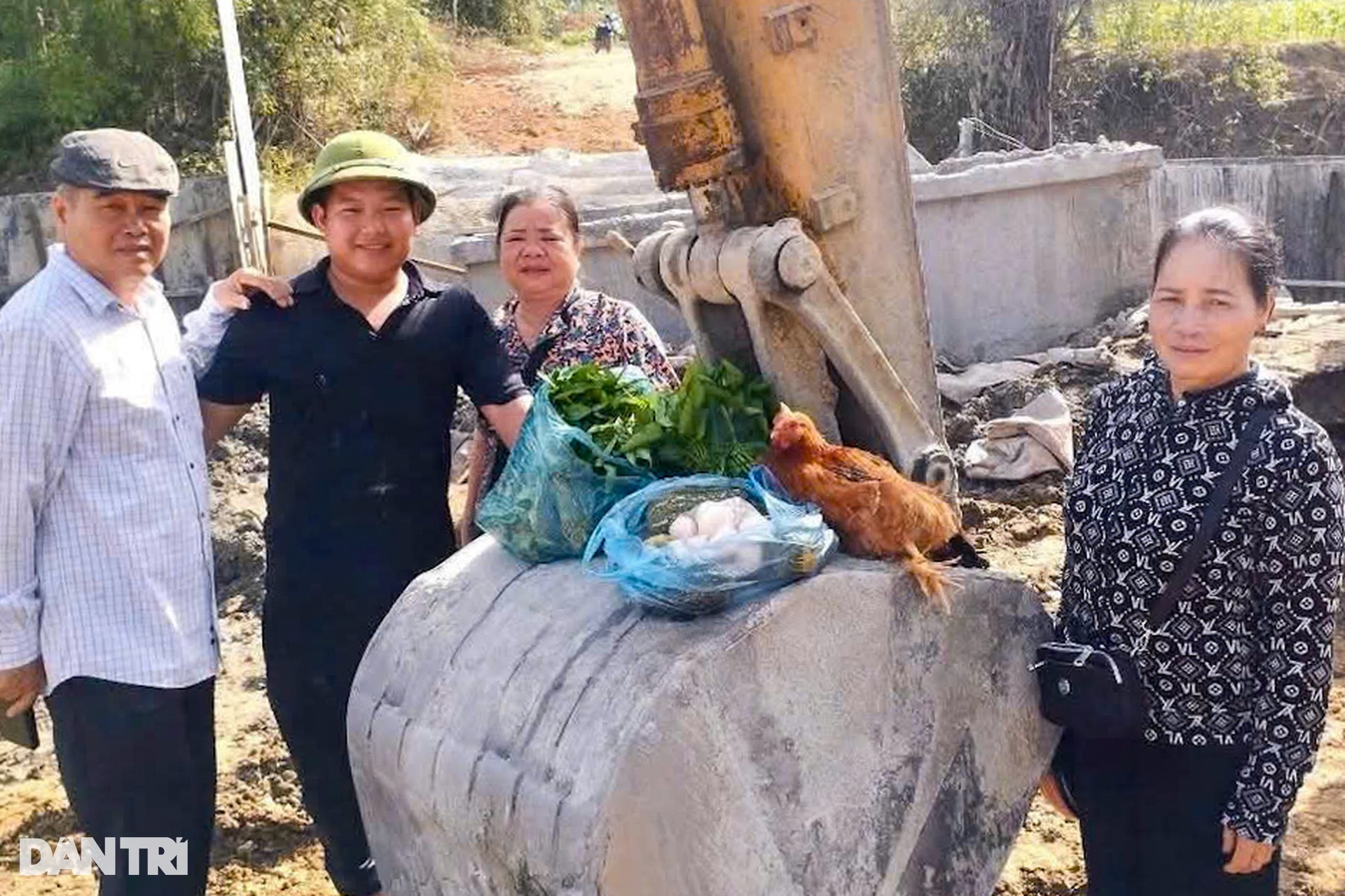Cầu Dân trí thôn Trang Thành sắp hoàn thiện, nối đôi bờ con suối dữ - 3 Cầu Dân trí thôn Trang Thành sắp hoàn thiện, nối đôi bờ con suối dữ - 3