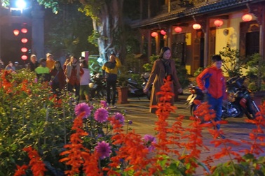 Người người đi chùa lễ Phật, xin lộc đầu năm