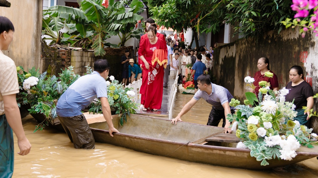Đám cưới mùa lũ: Bắc ghế đi ăn cỗ, chèo thuyền hoa đón dâu - 1