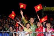 Hàng nghìn người đội mưa dự khai mạc Lễ hội Làng Sen 2026