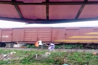 Người dân treo từng bao tải rác bên ngoài tàu hỏa, nhờ tàu... chở rác đi nơi khác