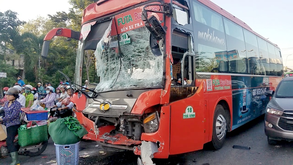 Xe khách bị tông văng tại điểm chờ đèn đỏ, 5 người bị thương - 1 Xe khách bị tông văng tại điểm chờ đèn đỏ, 5 người bị thương - 1