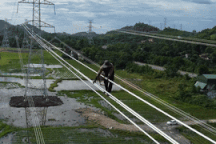 Công nhân vắt vẻo "làm xiếc" hàng giờ trên đường điện cao thế