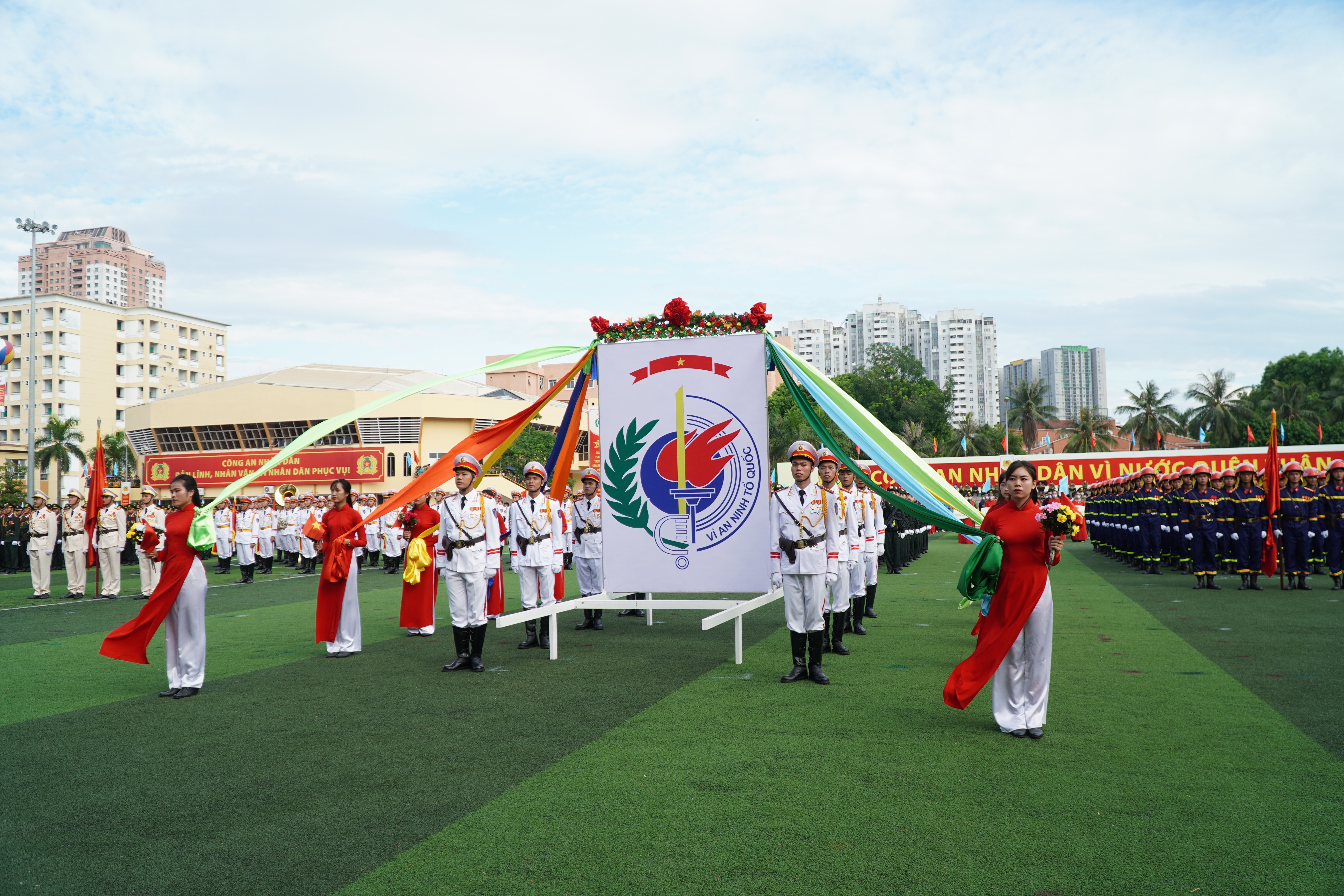 Hàng trăm nữ cảnh sát diễu binh, diễu hành tại Hà Nội - 2 Hàng trăm nữ cảnh sát diễu binh, diễu hành tại Hà Nội - 2
