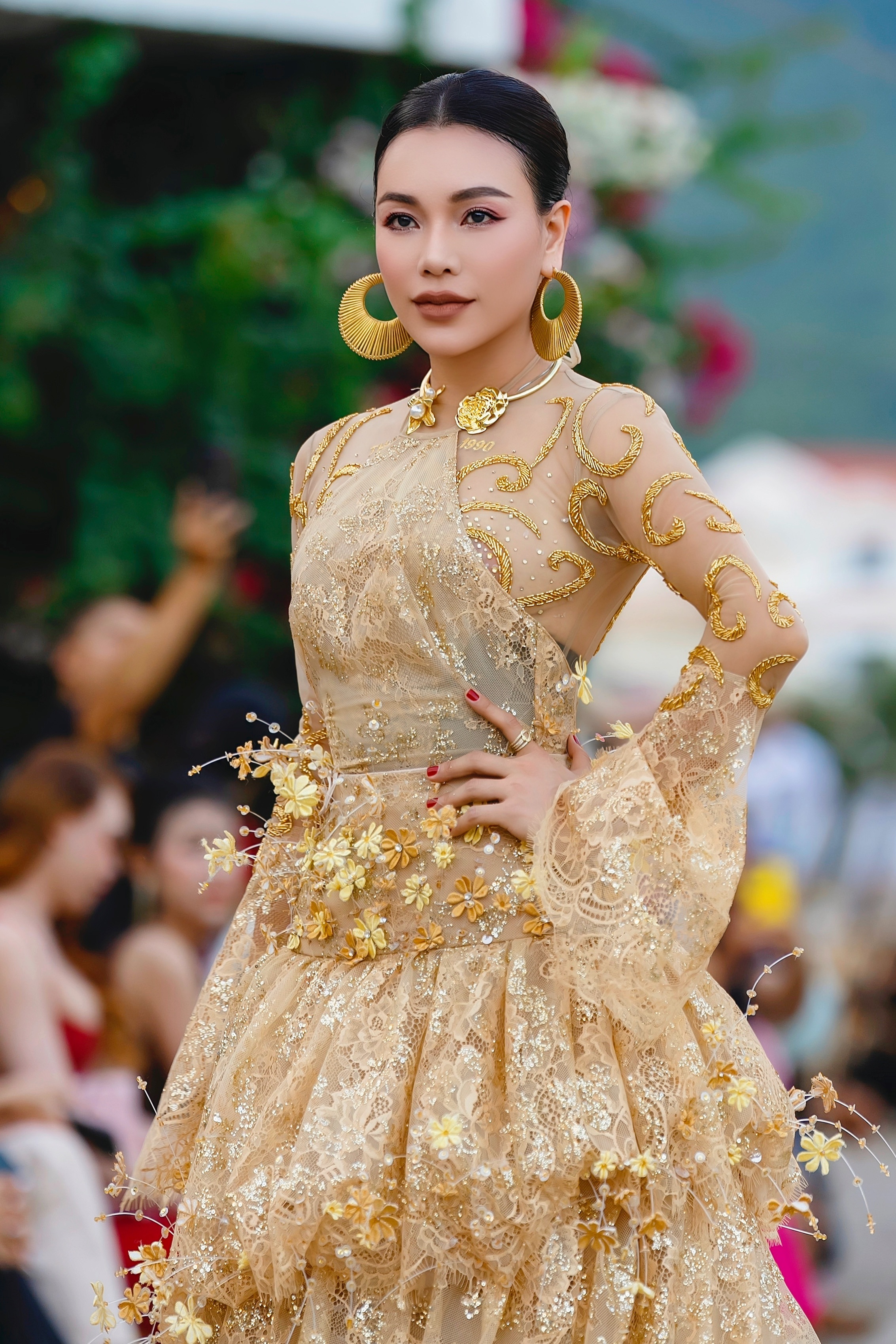 Trà Ngọc Hằng catwalk cùng con gái 6 tuổi, nói gì về sự cố bị đọc nhầm tên? - 2
