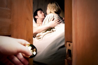 Tôi chết điếng khi phát hiện người yêu ngoại tình với bạn thân