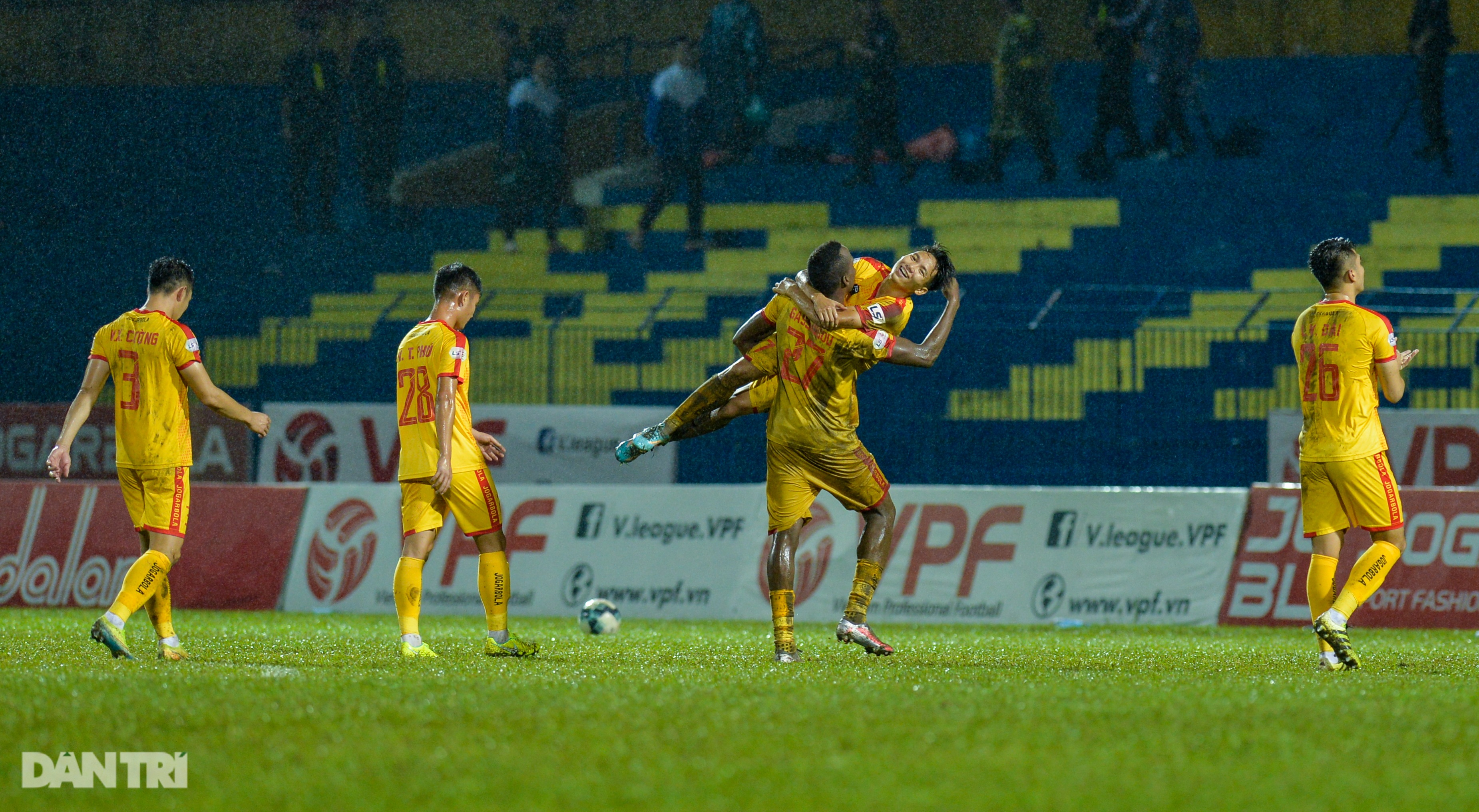 Thanh Hoá 2-1 Quảng Nam: Ngày về không trọn vẹn của HLV Nguyễn Thành Công - 17 Thanh Hoá 2-1 Quảng Nam: Ngày về không trọn vẹn của HLV Nguyễn Thành Công - 17
