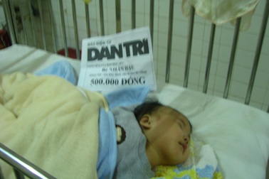 Quà nhân ái đến với bé Nhân Hậu trước thềm năm mới