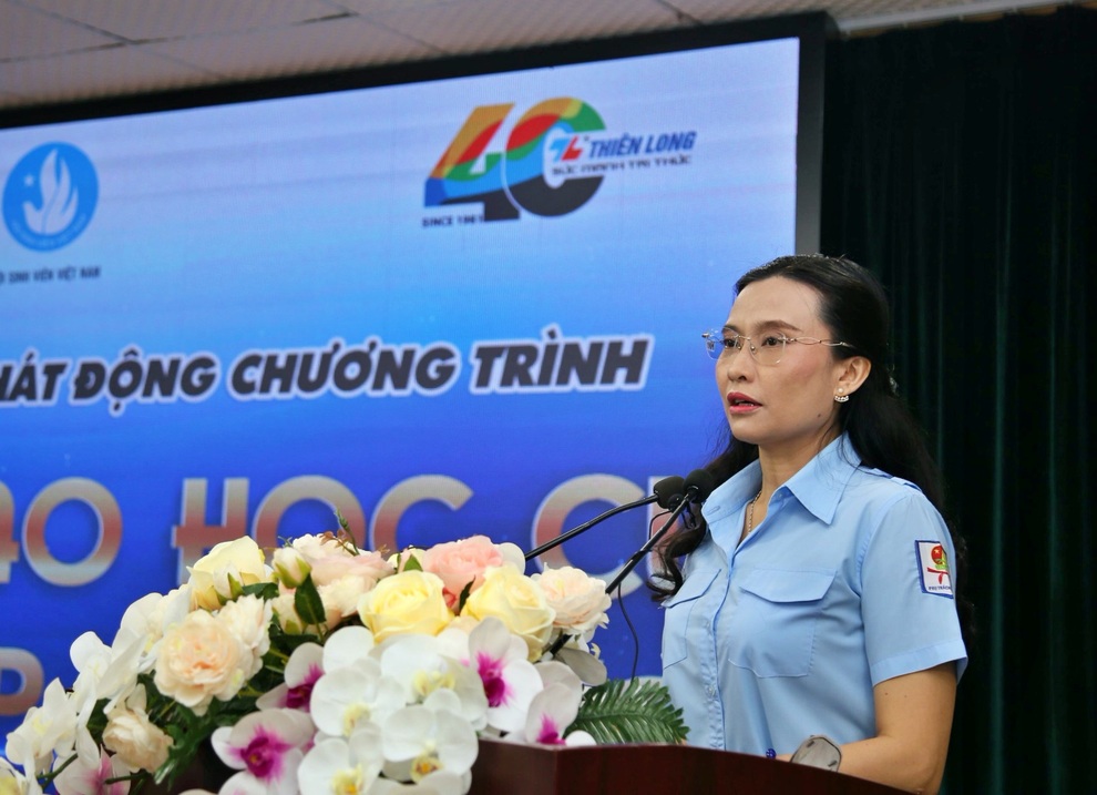 Trao hàng ngàn học cụ và học bổng tiếp sức học sinh - sinh viên đến trường - 1 Trao hàng ngàn học cụ và học bổng tiếp sức học sinh - sinh viên đến trường - 1