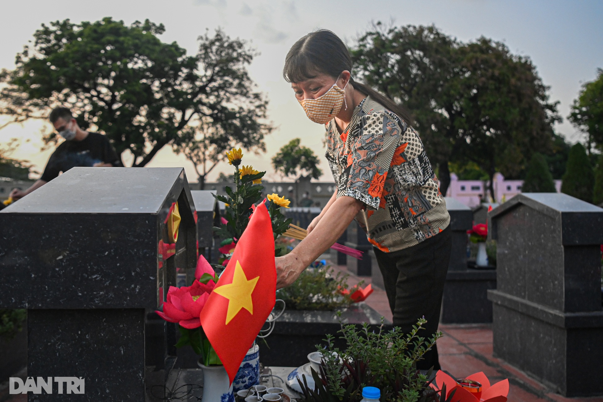 Nghĩa trang liệt sĩ Hà Nội bừng sáng hàng nghìn ngọn nến tri ân dịp 27/7 - 4 Nghĩa trang liệt sĩ Hà Nội bừng sáng hàng nghìn ngọn nến tri ân dịp 27/7 - 4