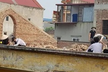 Vụ phạt học sinh đẽo gạch trên mái nhà giữa trời nắng nóng: Kỉ luật giáo viên