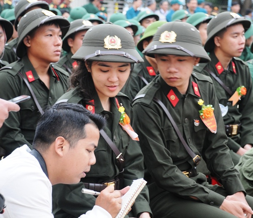 Sáng nay hàng nghìn tân binh lên đường nhập ngũ - 5 Sáng nay hàng nghìn tân binh lên đường nhập ngũ - 5