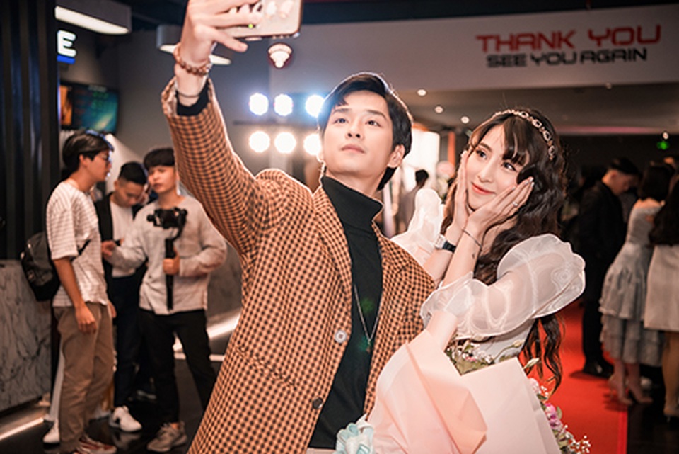 Phan Mạnh Quỳnh đưa vợ hotgirl đến ra mắt phim của Victor Vũ - 12 Phan Mạnh Quỳnh đưa vợ hotgirl đến ra mắt phim của Victor Vũ - 12