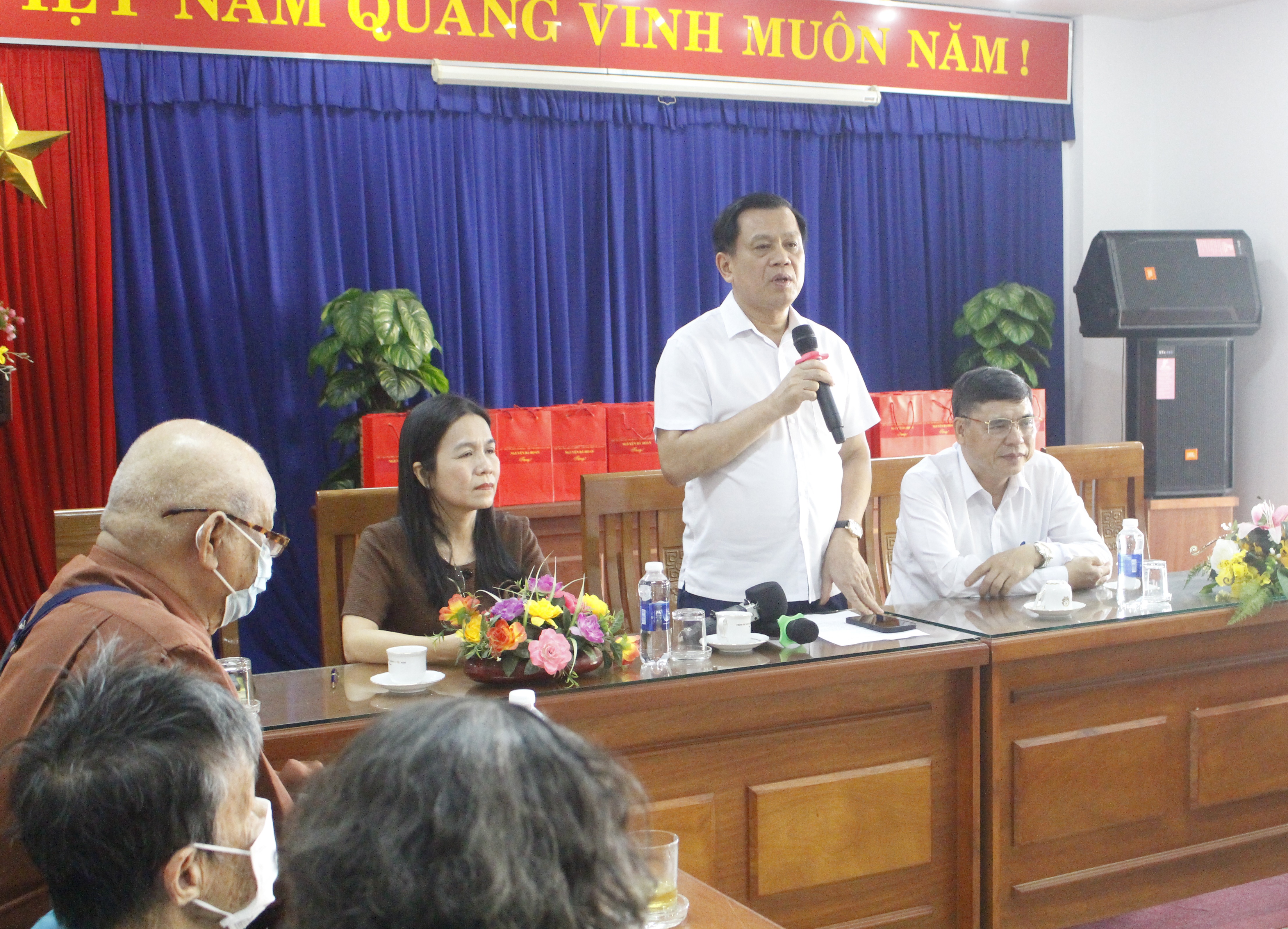 Thứ trưởng Nguyễn Bá Hoan thăm, tặng quà người có công tại Đà Nẵng - 2
