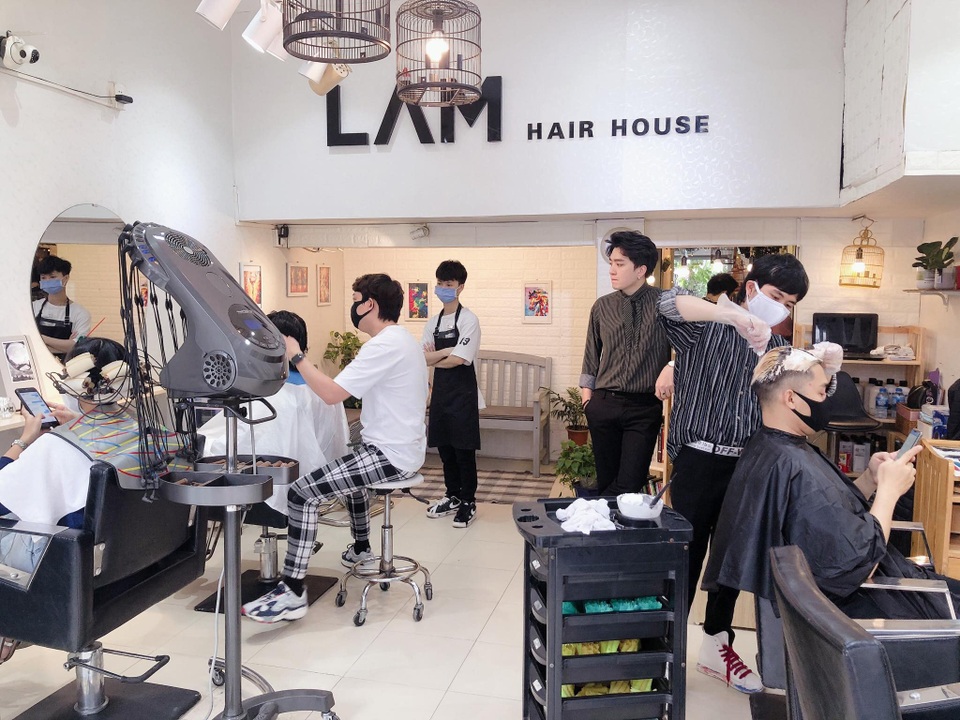 Hết cách ly xã hội, tiệm cắt tóc hạn chế nhận khách do quá tải - 1 Hết cách ly xã hội, tiệm cắt tóc hạn chế nhận khách do quá tải - 1