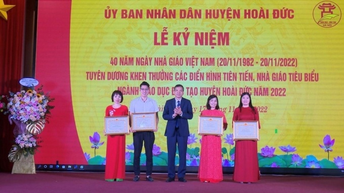 Cô Nguyễn Hồng Phượng (ngoài cùng bên trái) trong buổi lễ tặng danh hiệu “Người tốt -  việc tốt” năm 2022.