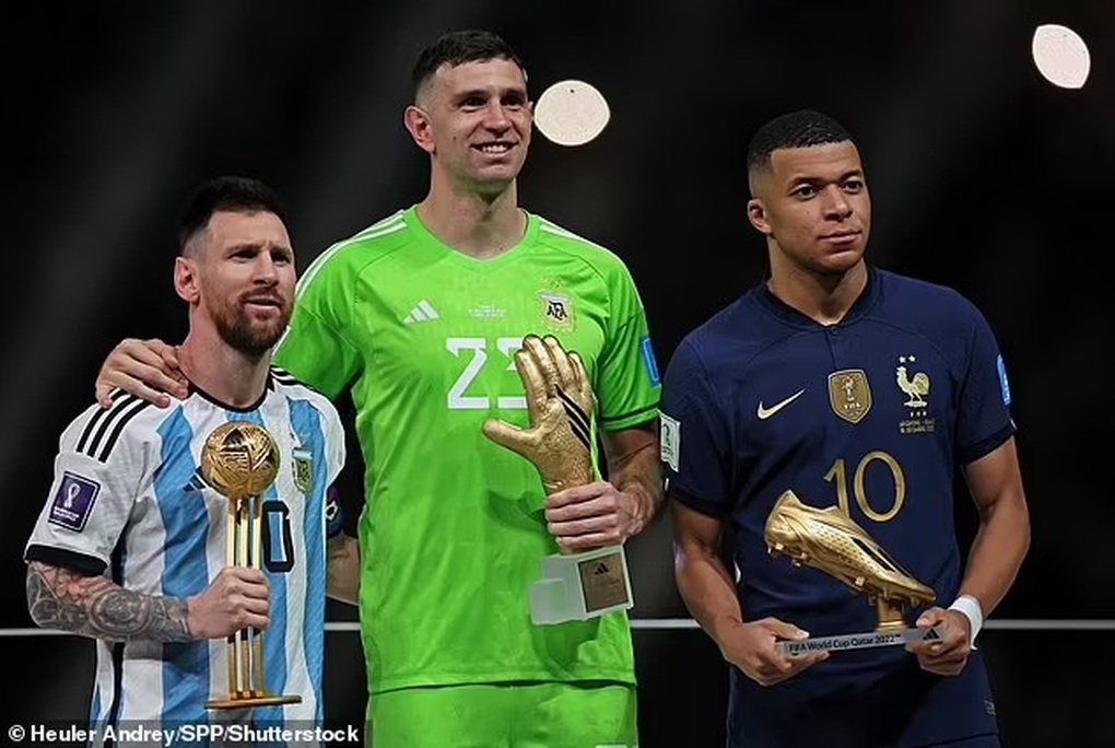 HLV Aston Villa không hài lòng với cách ăn mừng của Emiliano Martinez - 3 HLV Aston Villa không hài lòng với cách ăn mừng của Emiliano Martinez - 3