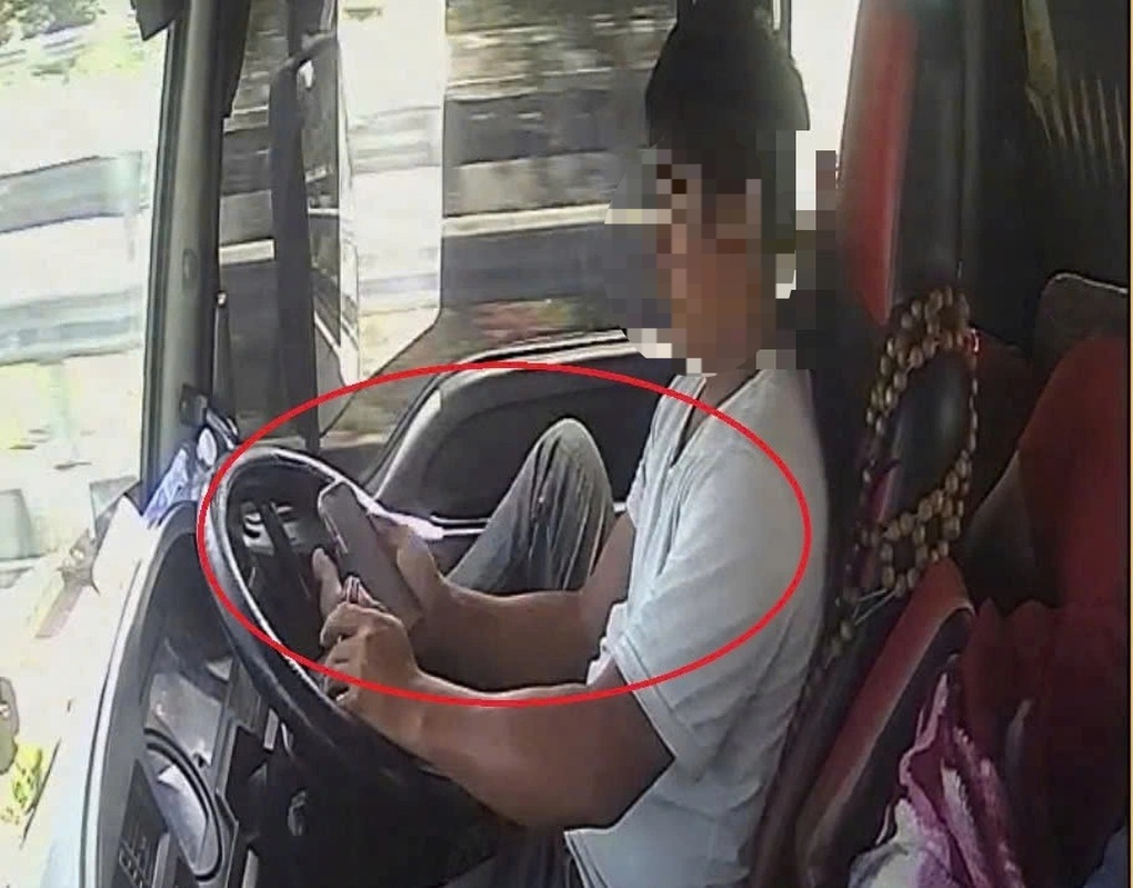 Xử phạt tài xế vừa lái xe trên cao tốc vừa lướt TikTok - 1 Xử phạt tài xế vừa lái xe trên cao tốc vừa lướt TikTok - 1