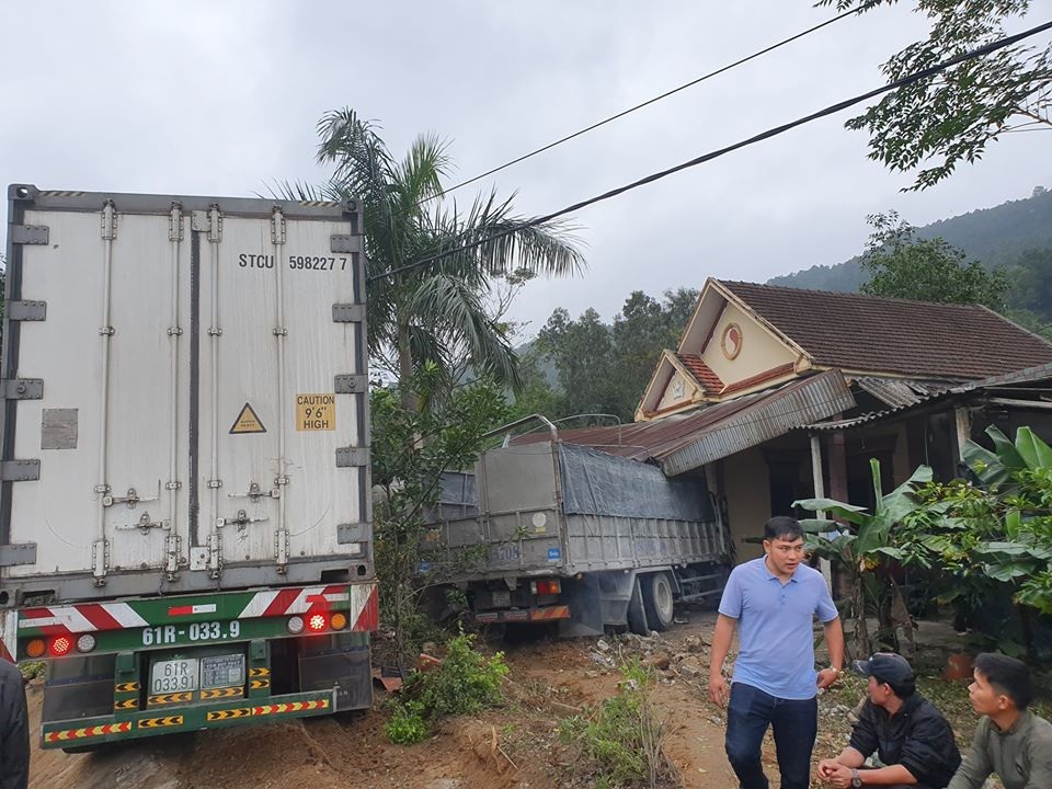 “Hung thần xa lộ” chồm cả vào giường ngủ nhà dân, 2 cháu nhỏ thoát chết hi hữu - 1 “Hung thần xa lộ” chồm cả vào giường ngủ nhà dân, 2 cháu nhỏ thoát chết hi hữu - 1