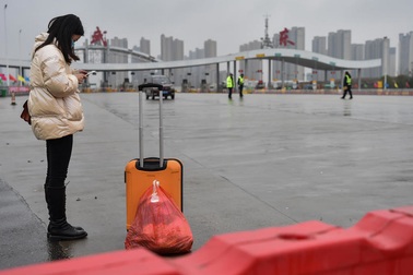 Người nước ngoài ăn bánh quy cầm hơi, chờ sơ tán khỏi tâm dịch viêm phổi Vũ Hán