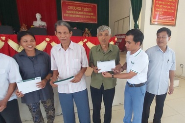 Quỹ Vòng tay Đồng đội trao hàng chục triệu đồng đến gia đình người có công