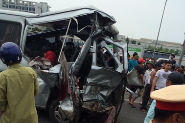 Xe tải húc đuôi xe khách, 2 người tử vong tại chỗ