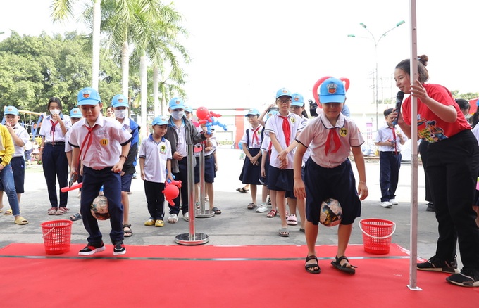 Các em tham gia gói bánh chưng và các hoạt động thể chất tại chương trình.