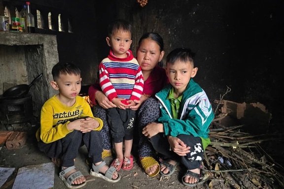 Mẹ khờ đơn thân nuôi 3 con suy dinh dưỡng trong căn nhà nát